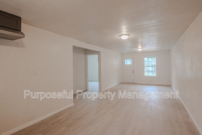 Building Photo - 3316 S Meta Ave