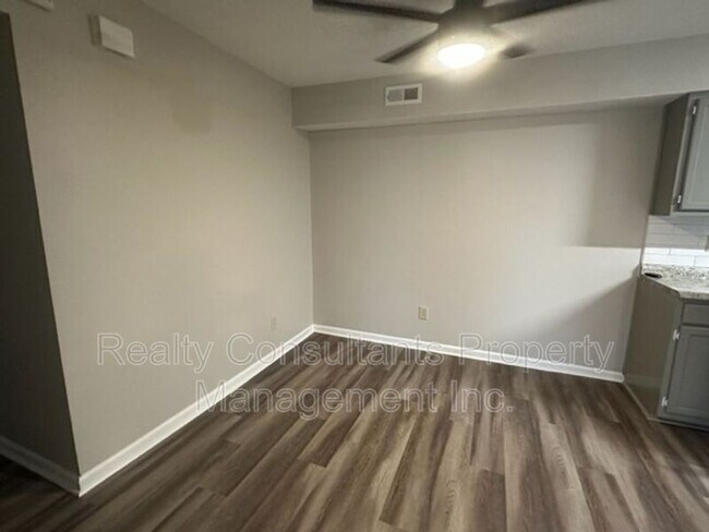 Building Photo - 800 Folly Ct