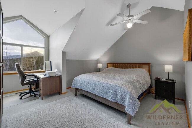 Building Photo - Spacious Townhome with Amazing Views