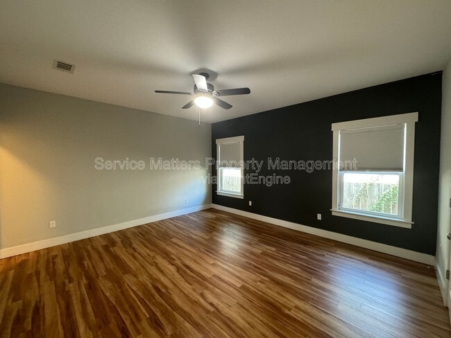 Building Photo - 1416 E Baars St