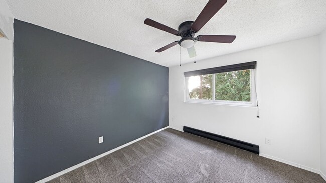 Building Photo - 3 Bed 2 Bath - Large Backyard - Groups - N...