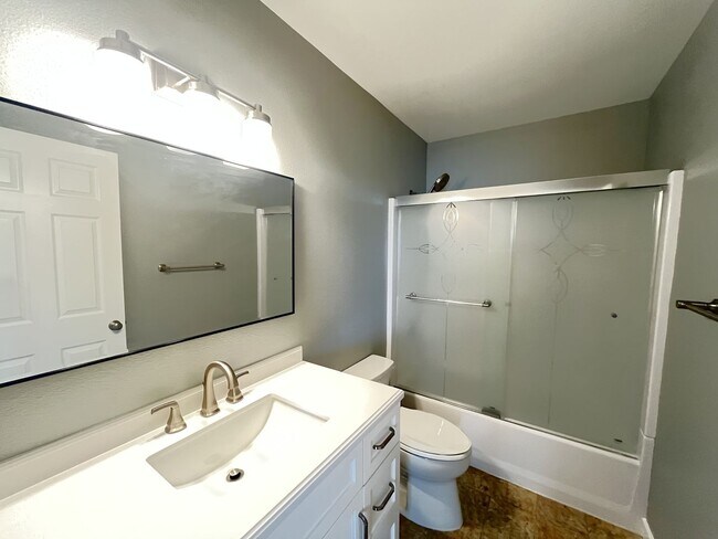 Building Photo - Beautifully Renovated Upstairs unit w/View...