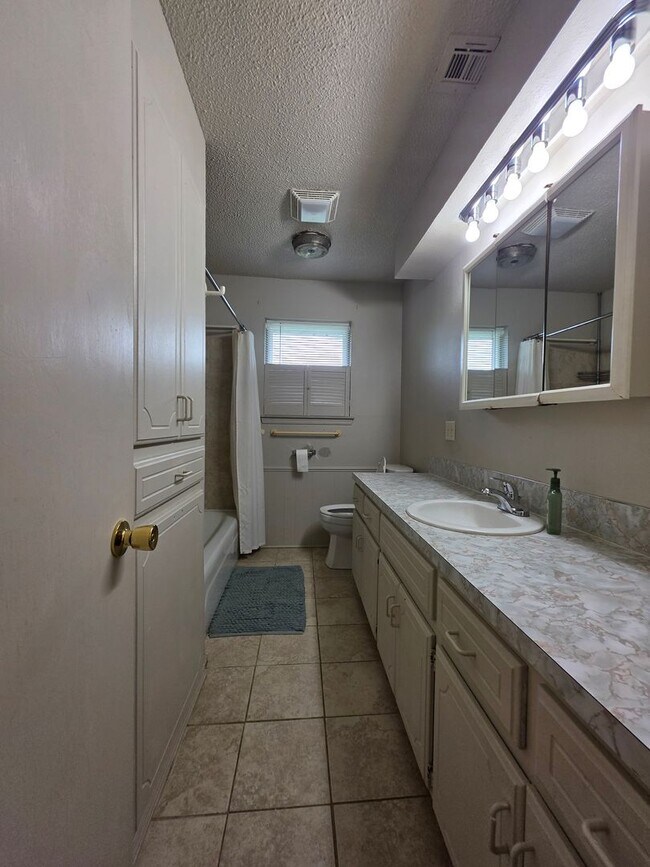 Building Photo - Cute 4 bedroom home in Shawnee