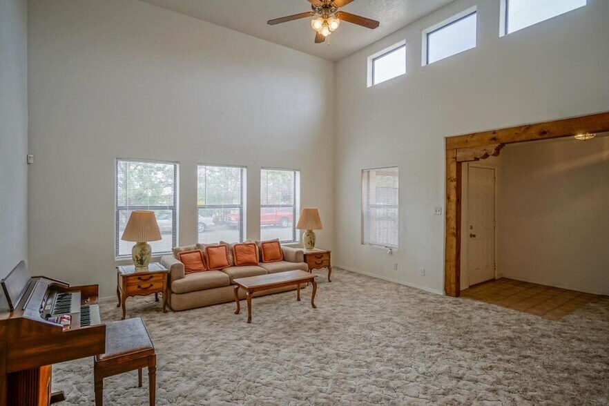 Building Photo - 609 Avenida Montoya NE
