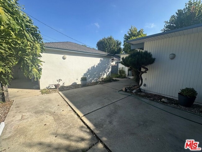 Building Photo - 3169 S Bentley Ave