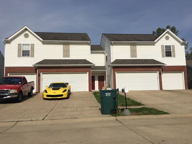 Building Photo - Large townhouse with 3 Bedrooms, 3.5 Bath,...