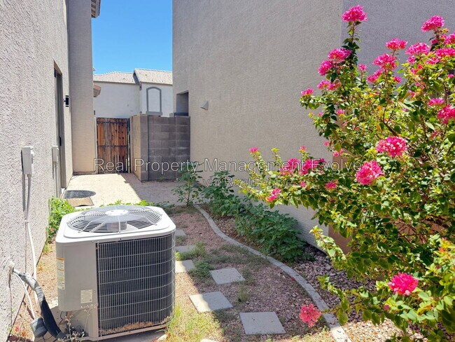 Building Photo - 2060 N 30th St