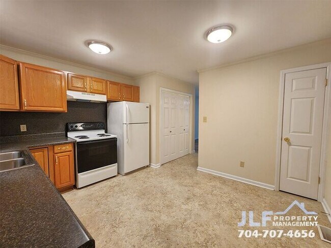 Building Photo - 2 Bed /1.5 Bath Duplex in Convenient Kanna...