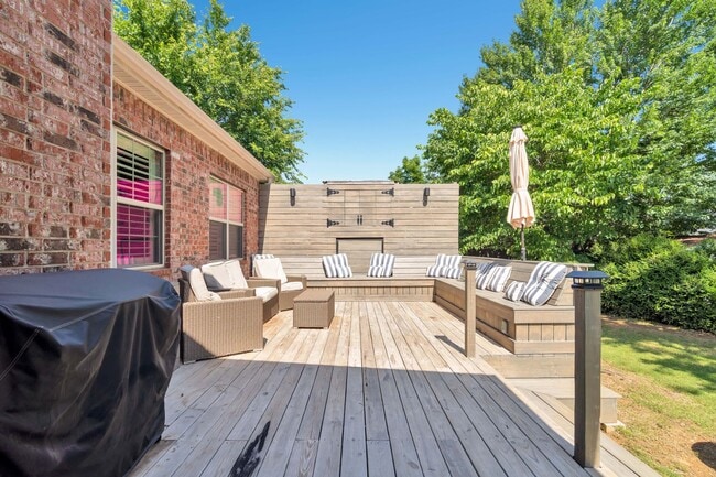 Building Photo - Fabulour Bridgeport S/D Home w/AMAZING out...