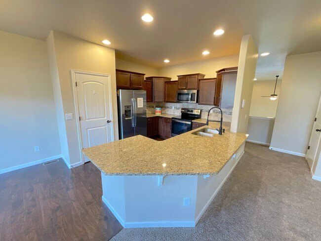Building Photo - 3 Bedroom Townhome Available Near Dublin B...