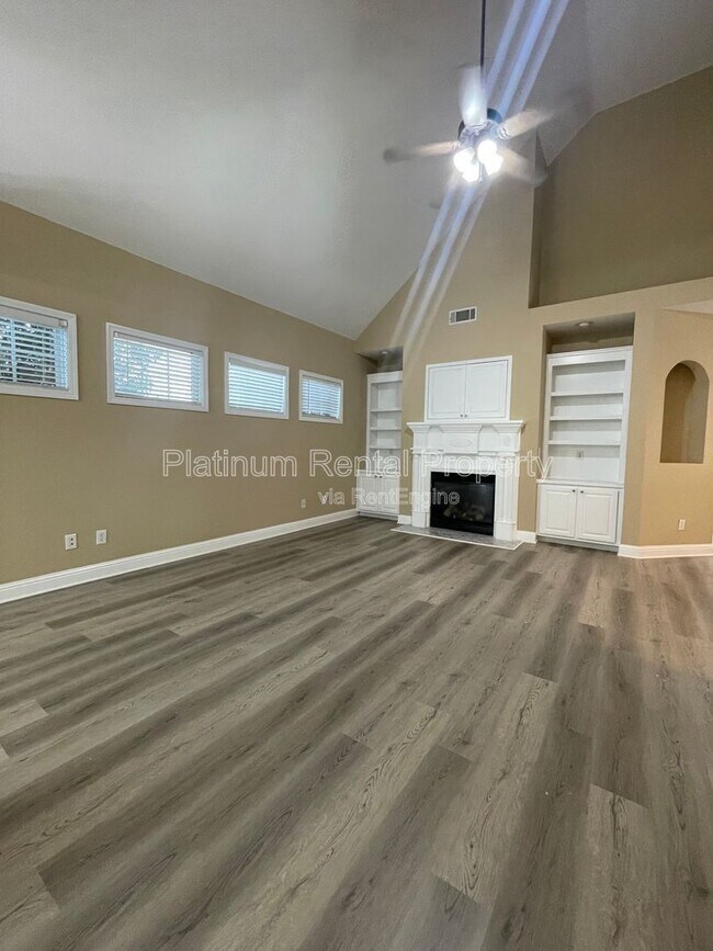 Building Photo - 546 Town Square Way