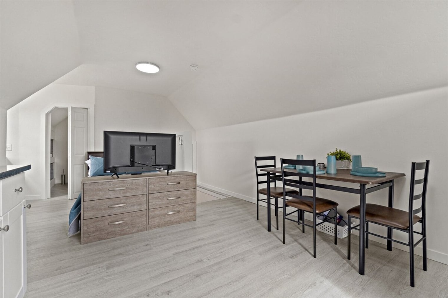 Building Photo - 523 18th Ave S