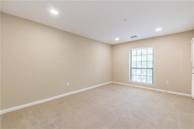 Building Photo - 28106 Plantation Dr NE