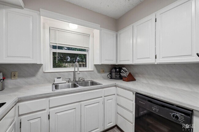 Building Photo - Charming 4 bedroom/2 Bath Home COMING SOON!