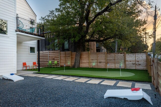 Building Photo - 2415 E 10th St