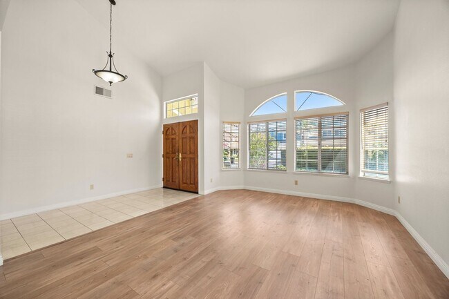 Building Photo - Beautiful Updated Corner Lot 3 Bed 3 Bath ...