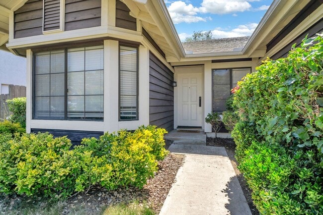 Building Photo - Beautiful single level home in Rancho Pena...