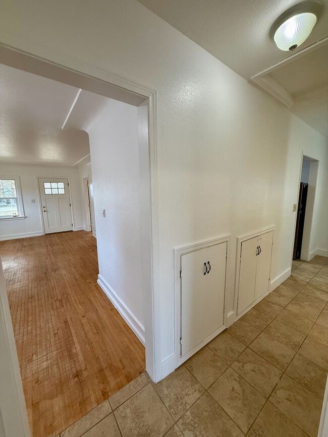 Building Photo - Beautiful 3 Bed 2 Bath Spokane Home w/ Detached Garage and Large Fully-Fenced Yard!