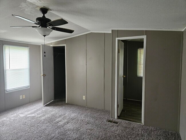 Building Photo - 38 Lynnwood Cir