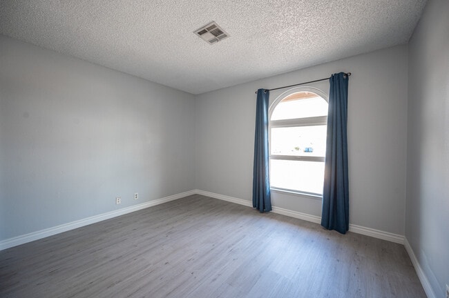 Building Photo - 2247 Heavenly View Dr