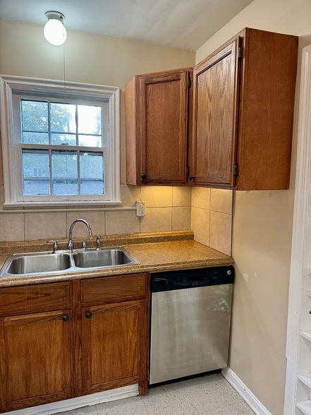 Building Photo - 3682 Glencairn Road