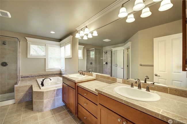 Building Photo - 3Bd/2.75Ba Issaquah Home