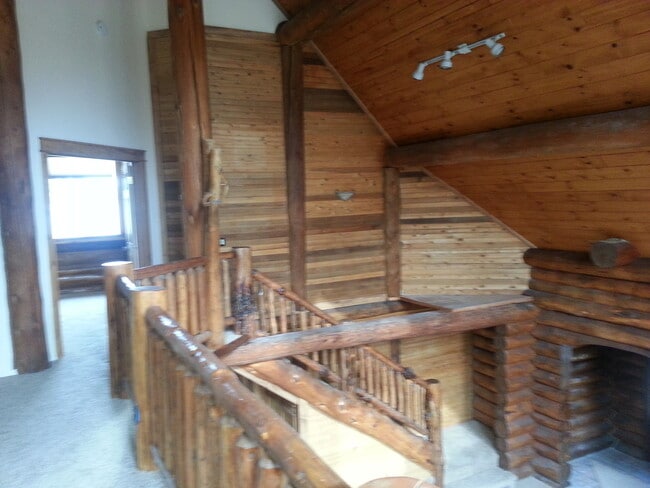 Building Photo - Beautiful Log Home with Shop