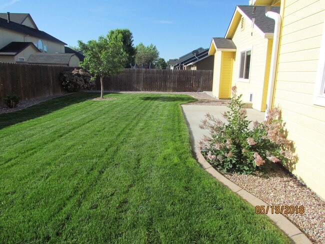 Building Photo - 4 bedroom 2 bath + Bonus Room home and nei...