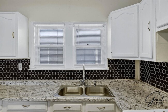 Building Photo - $1,420 - West Side 3 bedroom