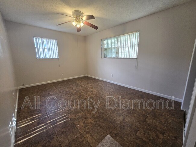 Building Photo - 215 S Kimbrel Ave