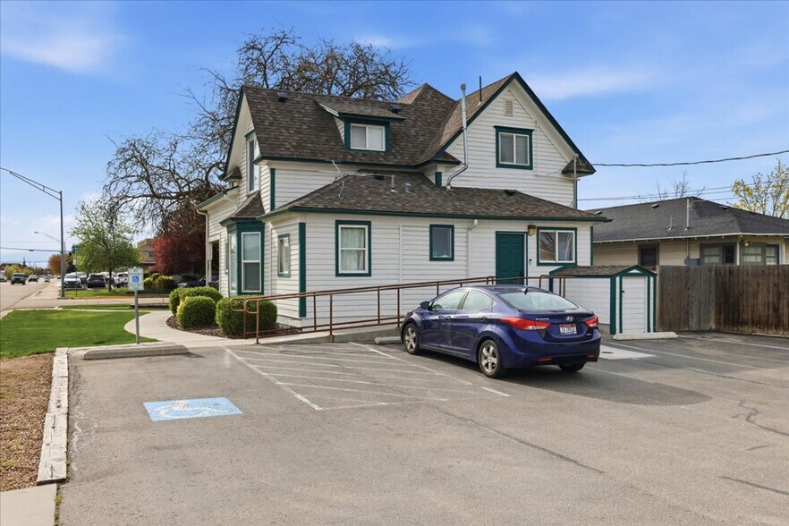 Building Photo - 203 6th Ave S