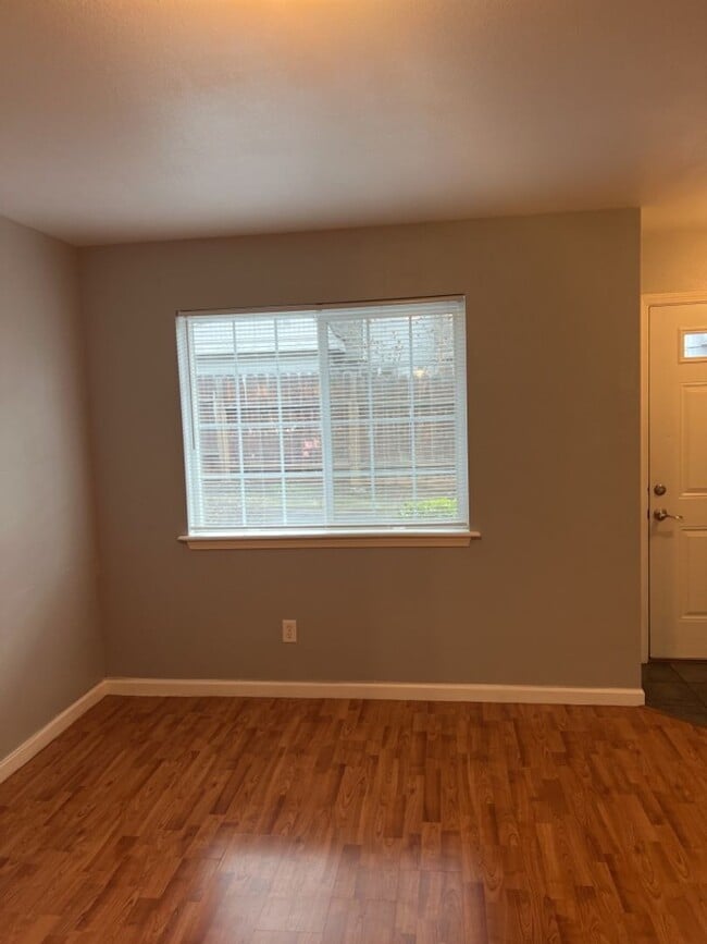 Building Photo - 3 Bed 2.5 bath Townhome