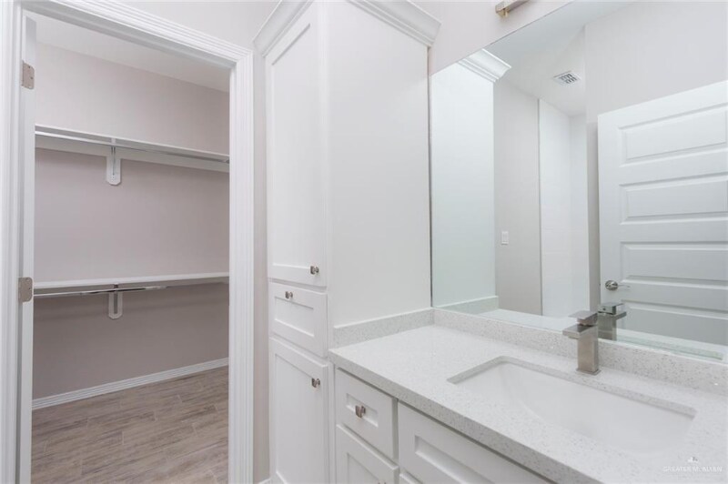Building Photo - 2423 N Vly Cir