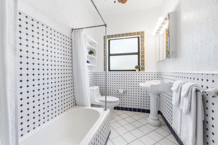 Building Photo - 400 33rd St