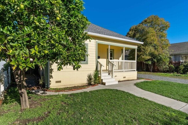 Building Photo - Welcoming 3-Bedroom, 1-Bath Single-Family Home