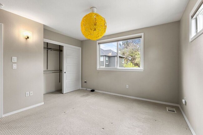 Building Photo - 923 SE 34th Ave