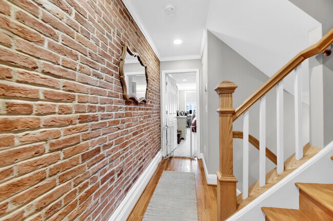 Building Photo - 307 S Chapel St