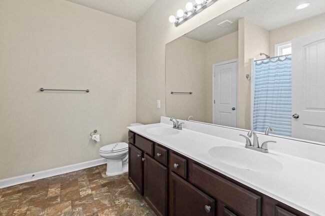 Building Photo - *50% FIRST MONTH RENT* Townhouse For Rent!