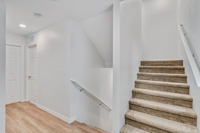 Building Photo - Spacious Three Story 3 Bed 3.5 Bath Smarth...