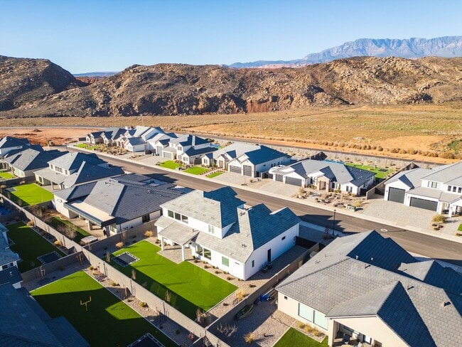 Building Photo - 6 bed / 4 bath / 3 car garage custom home in Pecan Valley