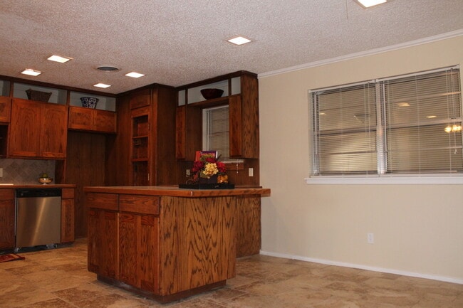 Building Photo - PRE-LEASING For August! 4 Bedroom/ 2 Bath Updated house close to TTU and LCU