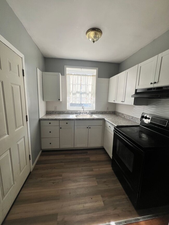 Building Photo - 3 Bedroom 1 Bath Available for Rent