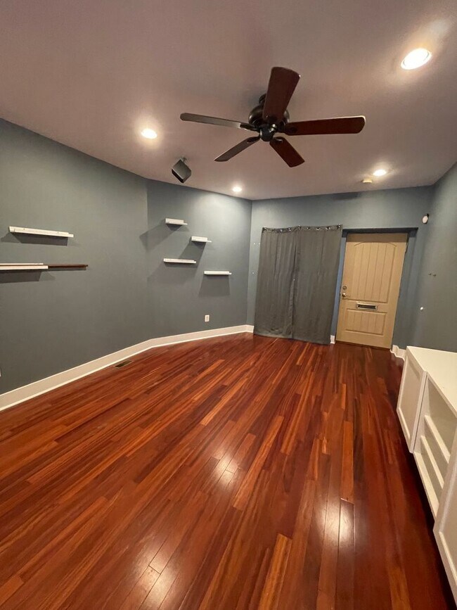 Building Photo - Modern  Bi-Level 1st Fl. 2 Bed, 2 Bath Nor...
