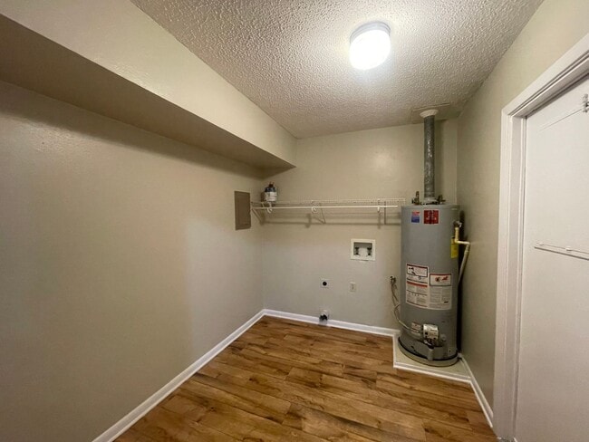 Building Photo - Don’t Miss Out! Move in Ready!