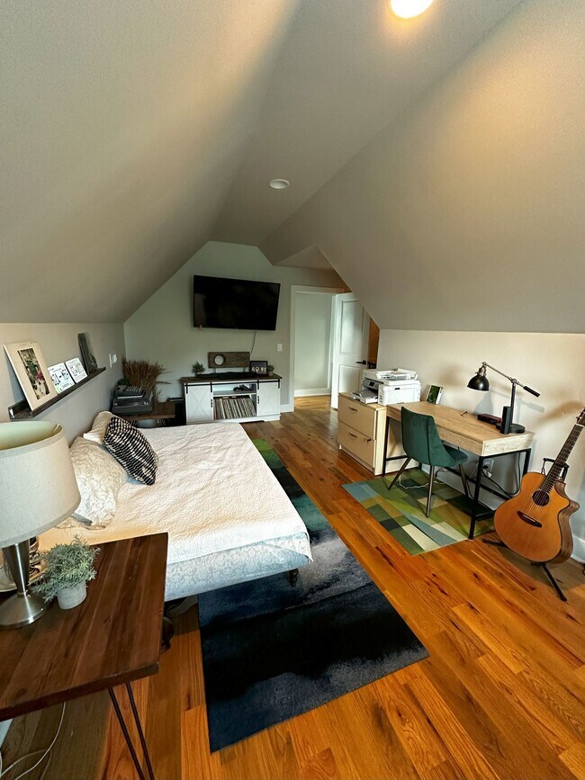Bonus Room - 1198 8th St