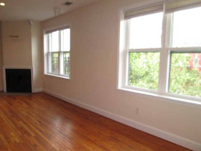 Building Photo - Logan Circle Centrally Located near Dupont...