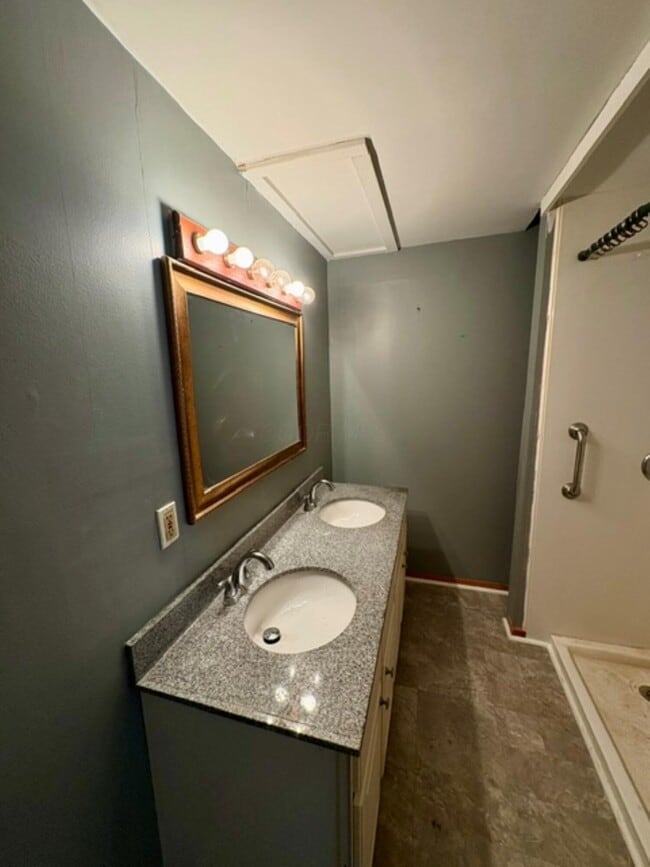 Building Photo - 526 Collingwood Ave