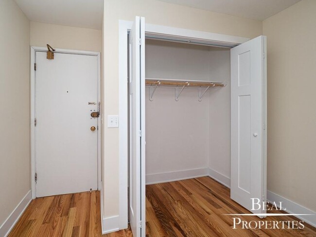 Building Photo - 0 bedroom in CHICAGO IL 60657