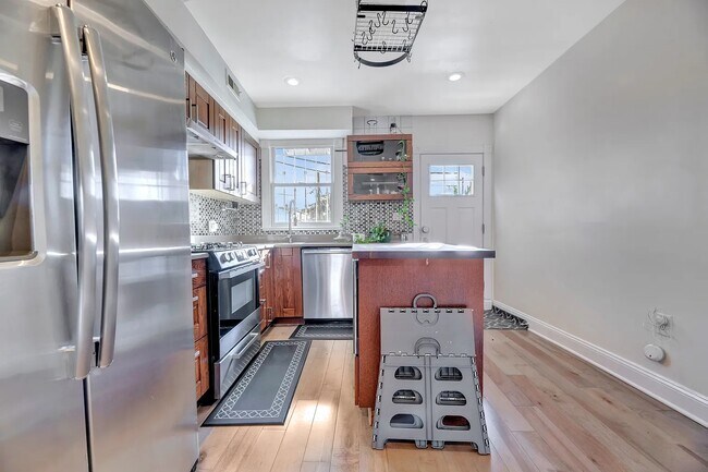 Building Photo - 639 20th St NE