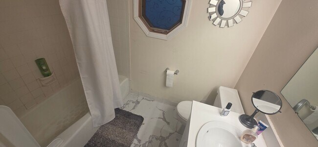 Building Photo - NO FEE! XL House w 2 Parking Inc, Laundry I/U -- New Hardwood Flooring, Pet Friendly, 2 Parking S...